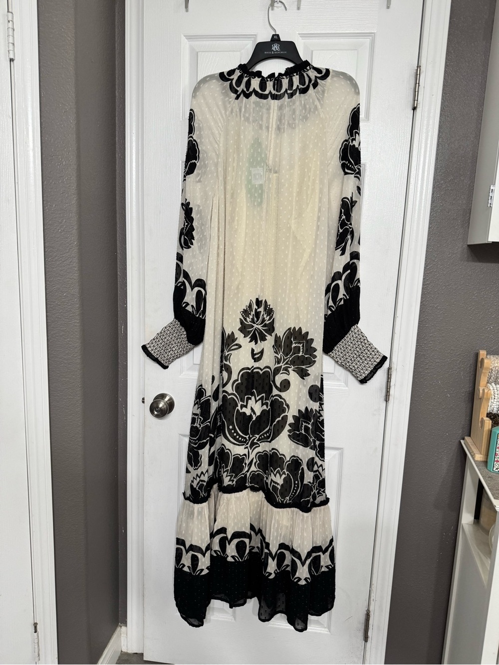 FARM Rio Floral Arabesque Cream Maxi Dress with Bold Black Floral
Print XL - Picture 8 of 16